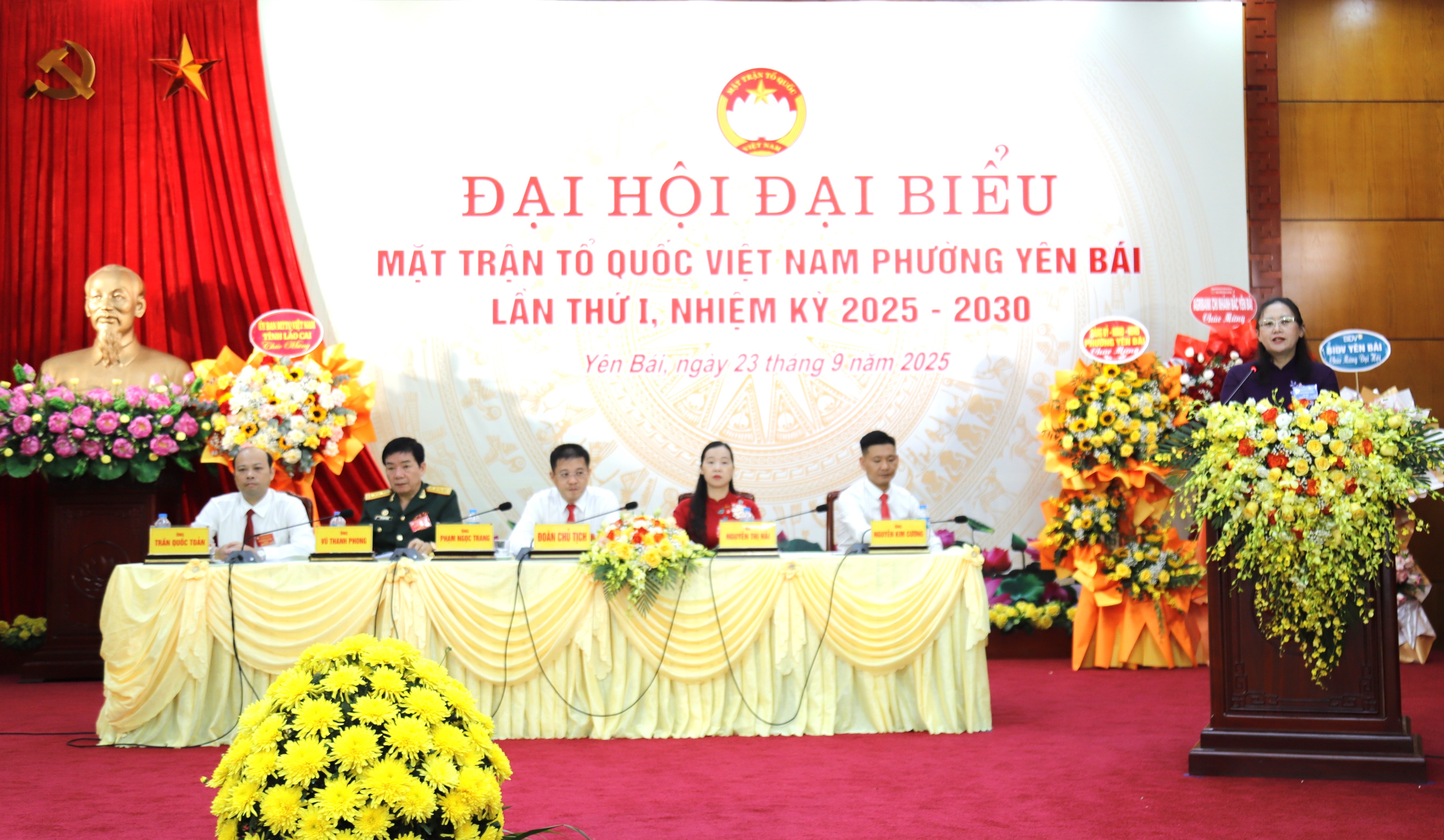Đồng chí Giàng Thị Dung - Phó Bí thư Tỉnh ủy, Chủ tịch Ủy ban Mặt trận Tổ quốc Việt Nam tỉnh phát biểu tại đại hội. yb2.jpg