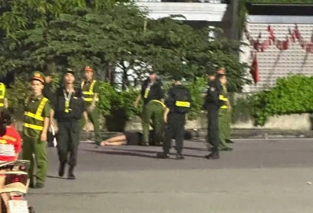 Hai đối tượng "thông chốt" bị cảnh sát khống chế.