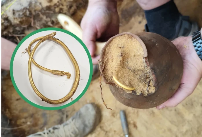 Kho báu thứ 3 là một kho tiền xu và cả một chiếc vòng vàng lớn đựng trong bình gốm.