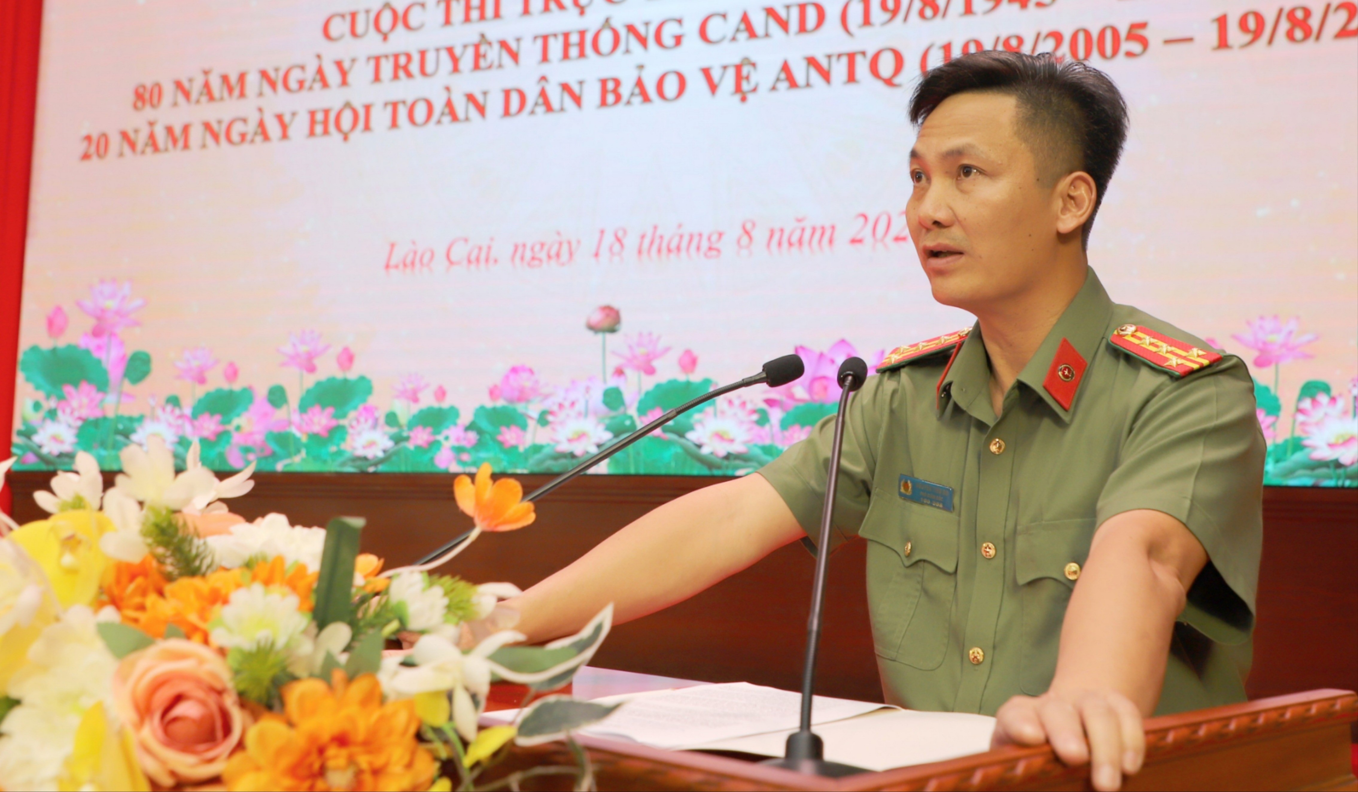 Đại tá Nguyễn Tiến Đỗ - Phó Ban Tổ chức cuộc thi, Phó Giám đốc Công an tỉnh phát biểu tại buổi lễ. anh3-6944-8037.jpg