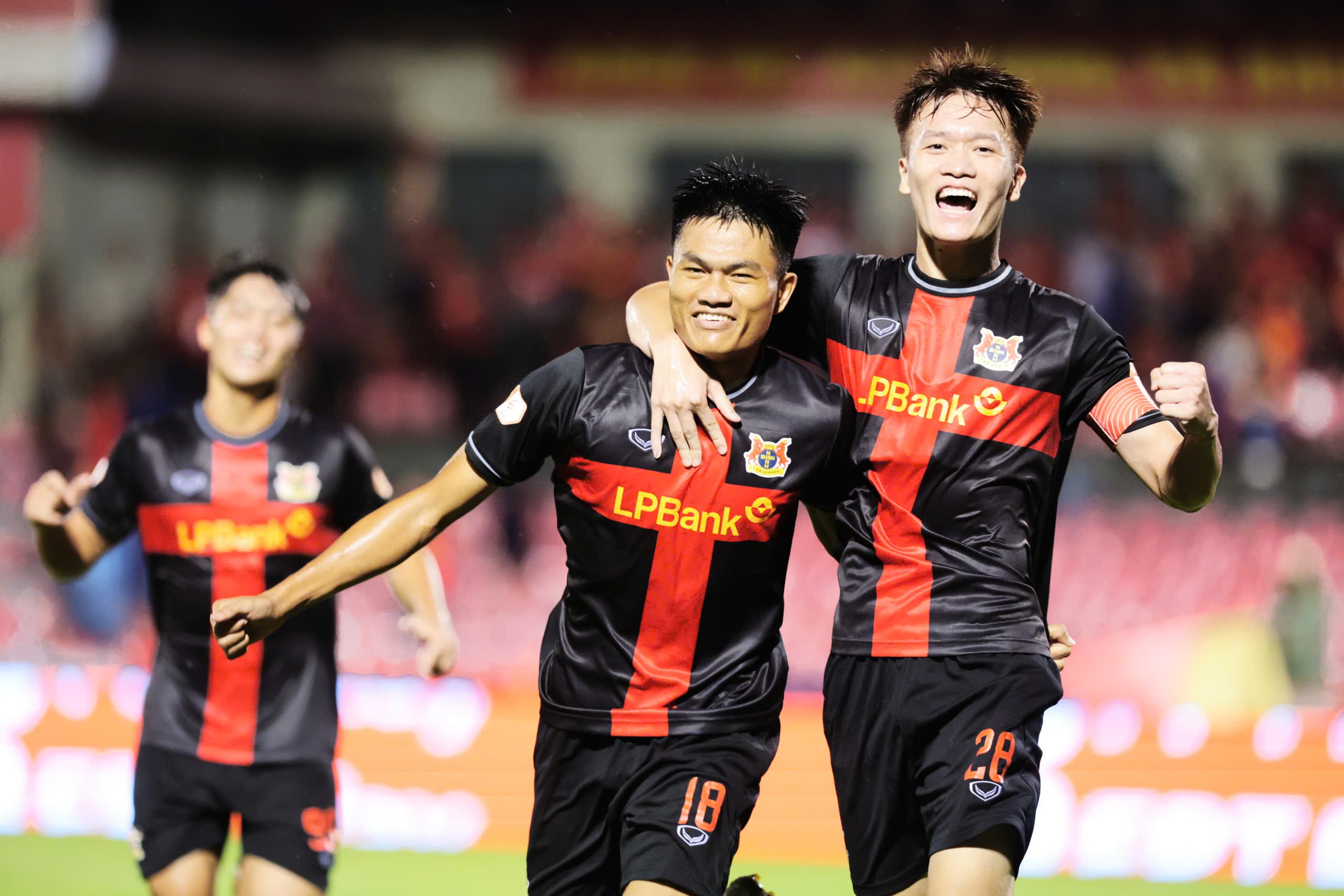 Phạm Gia Hưng ghi bàn ngày ra mắt V-League, lên thẳng đội tuyển Việt Nam. Phạm Gia Hưng ghi bàn ngày ra mắt V-League, lên thẳng đội tuyển Việt Nam.