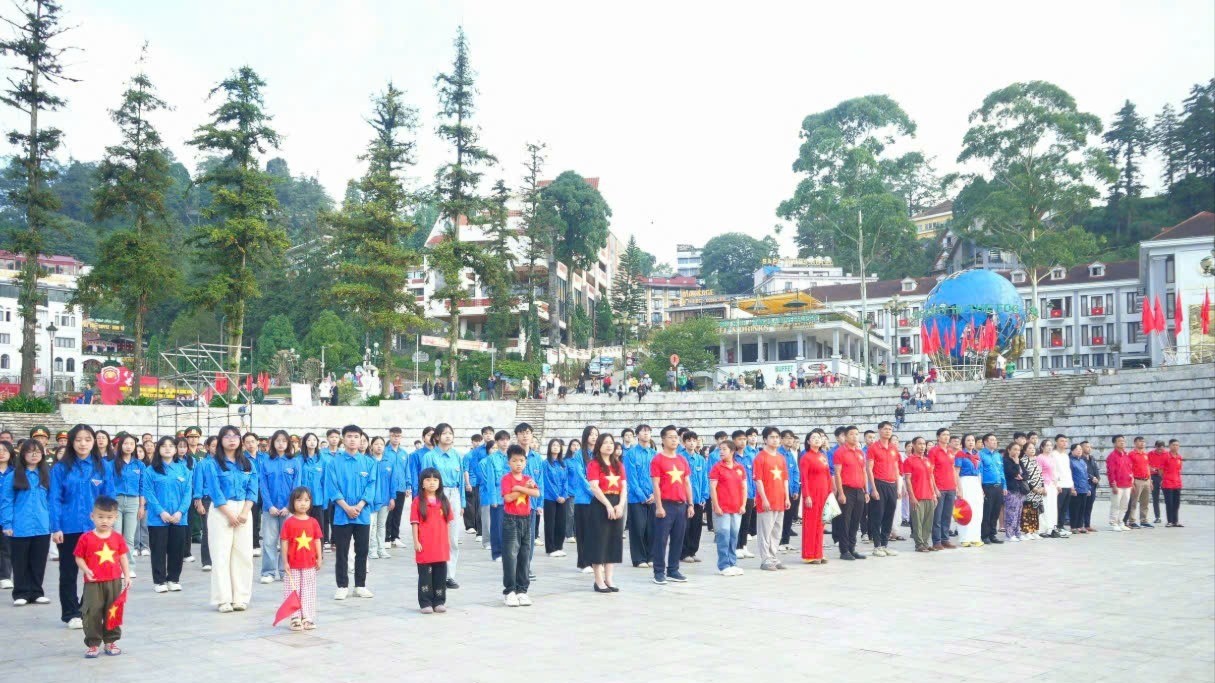 Đông đảo cán bộ, đảng viên, lực lượng vũ trang, đoàn viên, thanh niên và các cựu chiến binh tham dự Lễ chào cờ và theo dõi Lễ diễu binh, diễu hành tại sân quần. sapa2-8709.jpg