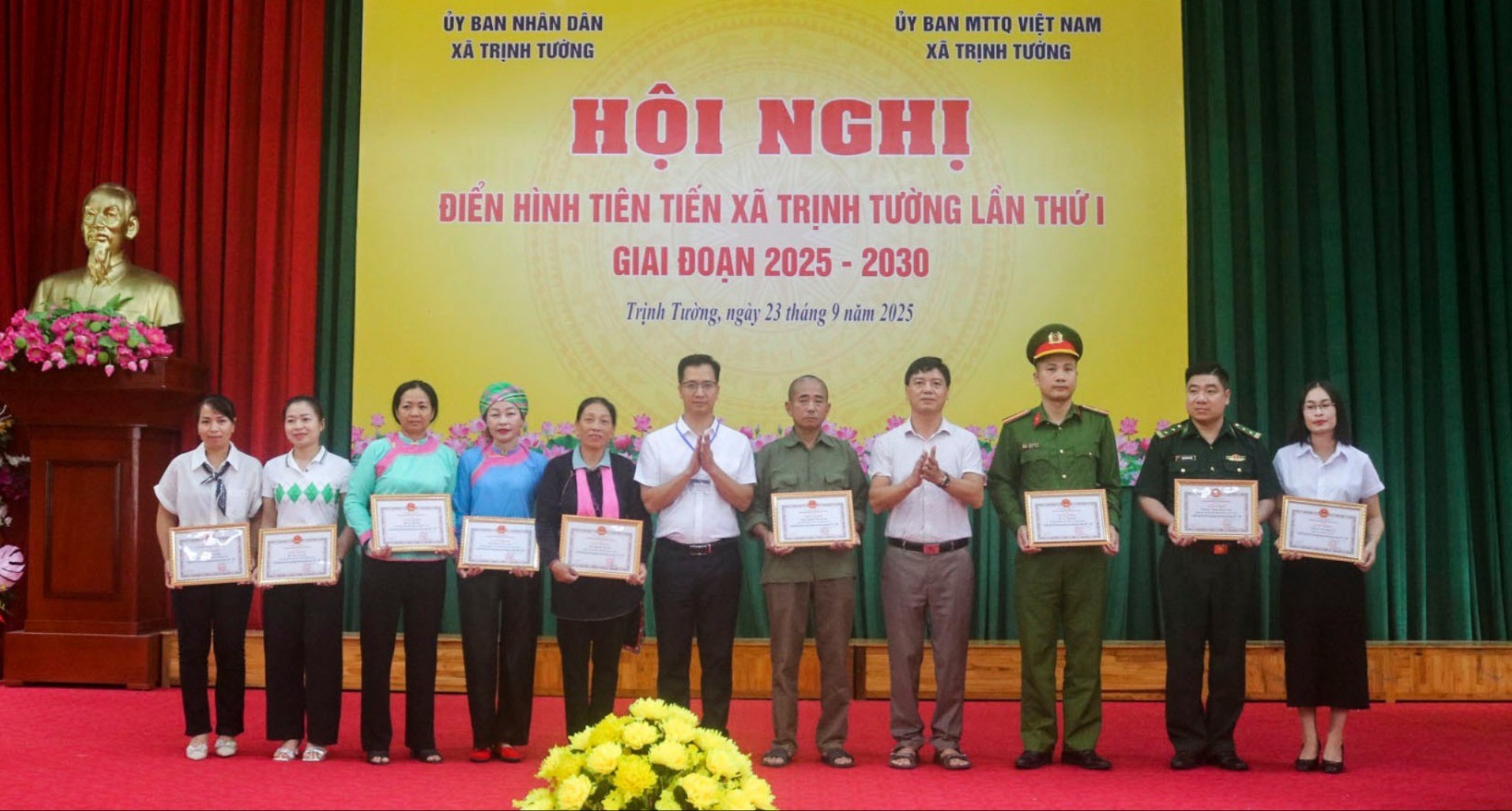 Biểu dương các tập thể và cá nhân điển hình tiên tiến. khen2-7124.jpg