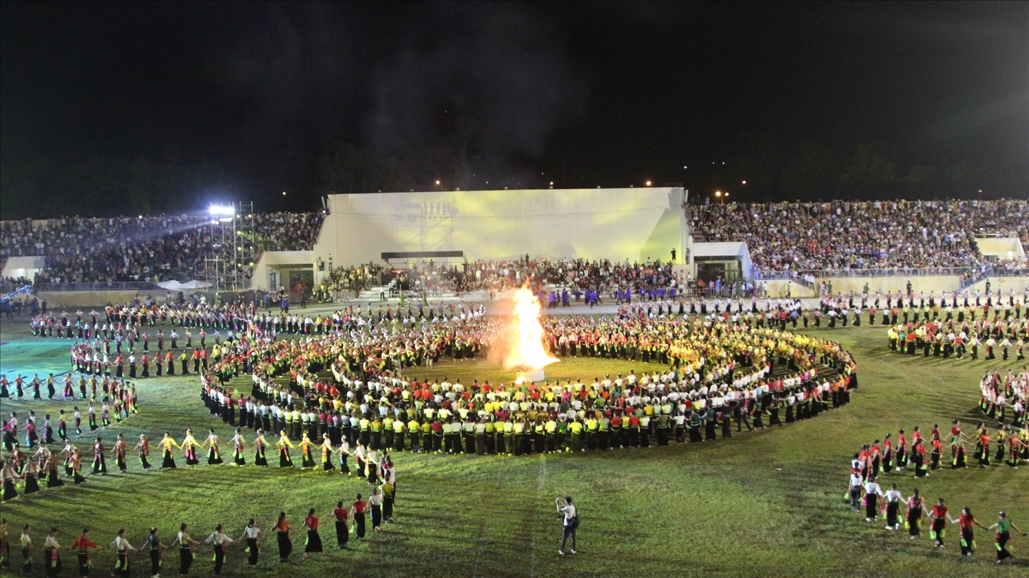 Màn trình diễn nghệ thuật Xòe Thái - một biểu tượng tinh thần mang giá trị văn hóa dân gian đặc sắc, thể hiện sức sống mãnh liệt và sức mạnh đoàn kết của cộng đồng các dân tộc Tây Bắc. xoethai.jpg