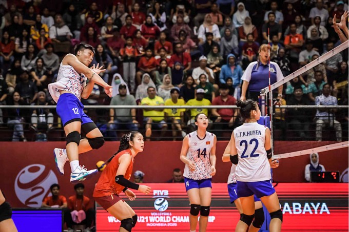 Đặng Thị Hồng (trái) thi đấu tại giải bóng chuyền nữ U21 thế giới 2025 tại Indonesia. Đặng Thị Hồng (trái) thi đấu tại giải bóng chuyền nữ U21 thế giới 2025 tại Indonesia.