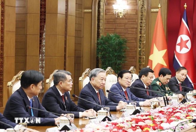 Tổng Bí thư Tô Lâm và Đoàn cấp cao Việt Nam tại cuộc hội đàm với Tổng Bí thư, Chủ tịch Quốc vụ CHDCND Triều Tiên Kim Jong Un. Tổng Bí thư Tô Lâm và Đoàn cấp cao Việt Nam tại cuộc hội đàm với Tổng Bí thư, Chủ tịch Quốc vụ CHDCND Triều Tiên Kim Jong Un.