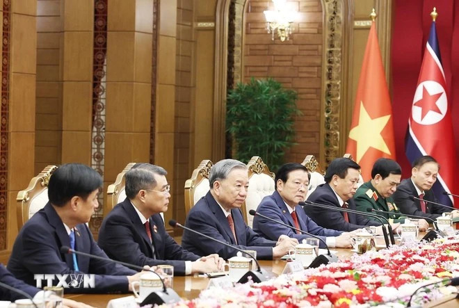 Tổng Bí thư Tô Lâm và Đoàn cấp cao Việt Nam tại cuộc hội đàm với Tổng Bí thư, Chủ tịch Quốc vụ CHDCND Triều Tiên Kim Jong Un.