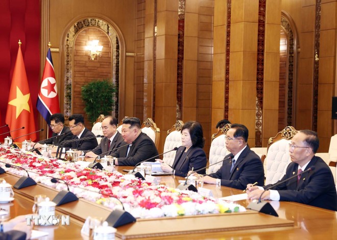 Tổng Bí thư, Chủ tịch Quốc vụ CHDCND Triều Tiên Kim Jong Un và Đoàn cấp cao Triều Tiên tại cuộc hội đàm với Tổng Bí thư Tô Lâm. (Ảnh: Thống Nhất/TTXVN) Tổng Bí thư, Chủ tịch Quốc vụ CHDCND Triều Tiên Kim Jong Un và Đoàn cấp cao Triều Tiên tại cuộc hội đàm với Tổng Bí thư Tô Lâm. (Ảnh: Thống Nhất/TTXVN)