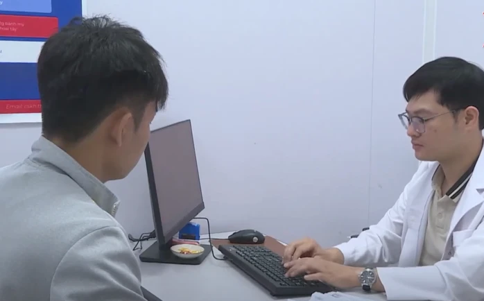 Nam thanh niên phải đi khám bác sĩ sau nhiều ngày mệt mỏi vì thức khuya.