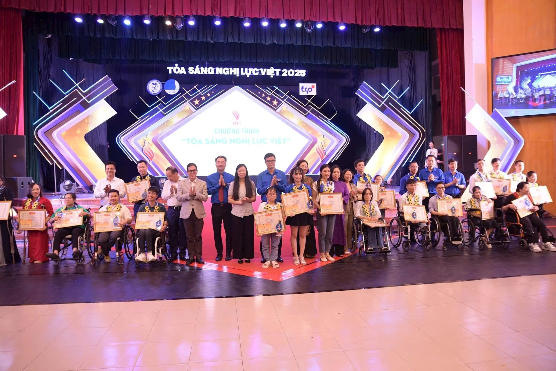 Ban tổ chức trao Bằng khen của Trung ương Hội Liên hiệp thanh niên Việt Nam, biểu trưng cho các thanh niên khuyết tật tiêu biểu.