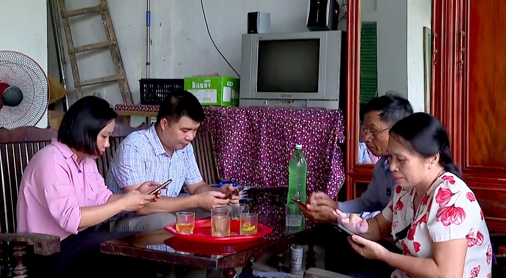 Các tổ công nghệ số cộng đồng đi từng ngõ, gõ từng nhà, hướng dẫn người dân cài đặt các ứng dụng trên điện thoại. lk78375-chuyen-doi-so-ho-tro-cong-tac-quan-ly-nha-nuoc-sau-sap-nhap-hd00-01-41-18still002.jpg