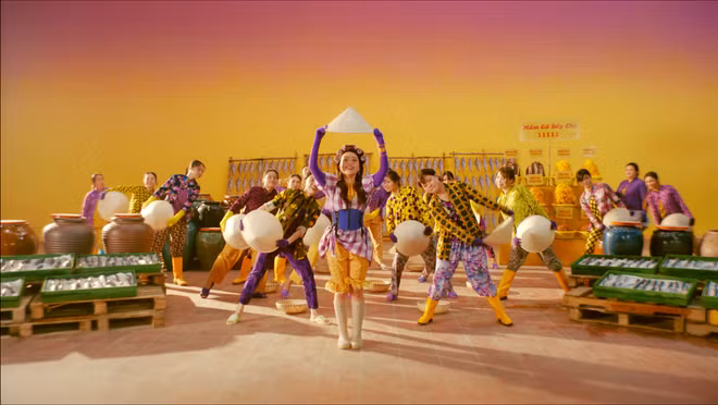 Nghệ sỹ Nhân dân Thanh Hoa cùng Trúc Nhân, Phương Mỹ Chi trong MV.