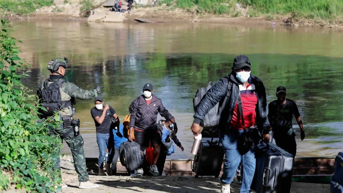 Những lao động được giải cứu khỏi khu phức hợp KK Park ở Myanmar tại bờ sông Moei thuộc Thái Lan, ngày 24/10/2025. laodongad-384.jpg