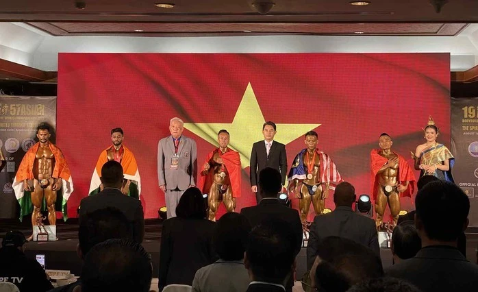 Trần Anh Tú (giữa) giành HCV thể hình hạng 55 kg nam.