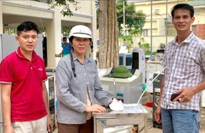 Người dân xã Tương Dương, Nghệ An nhận lại thiết bị điện đã được sửa miễn phí. 0b37838e146b9d35c47a40.jpg