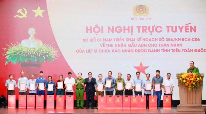 Bộ Công an công bố kết quả triển khai Ngân hàng gen liệt sĩ và trao kết quả xác định danh tính liệt sĩ cho các thân nhân. Bộ Công an công bố kết quả triển khai Ngân hàng gen liệt sĩ và trao kết quả xác định danh tính liệt sĩ cho các thân nhân.