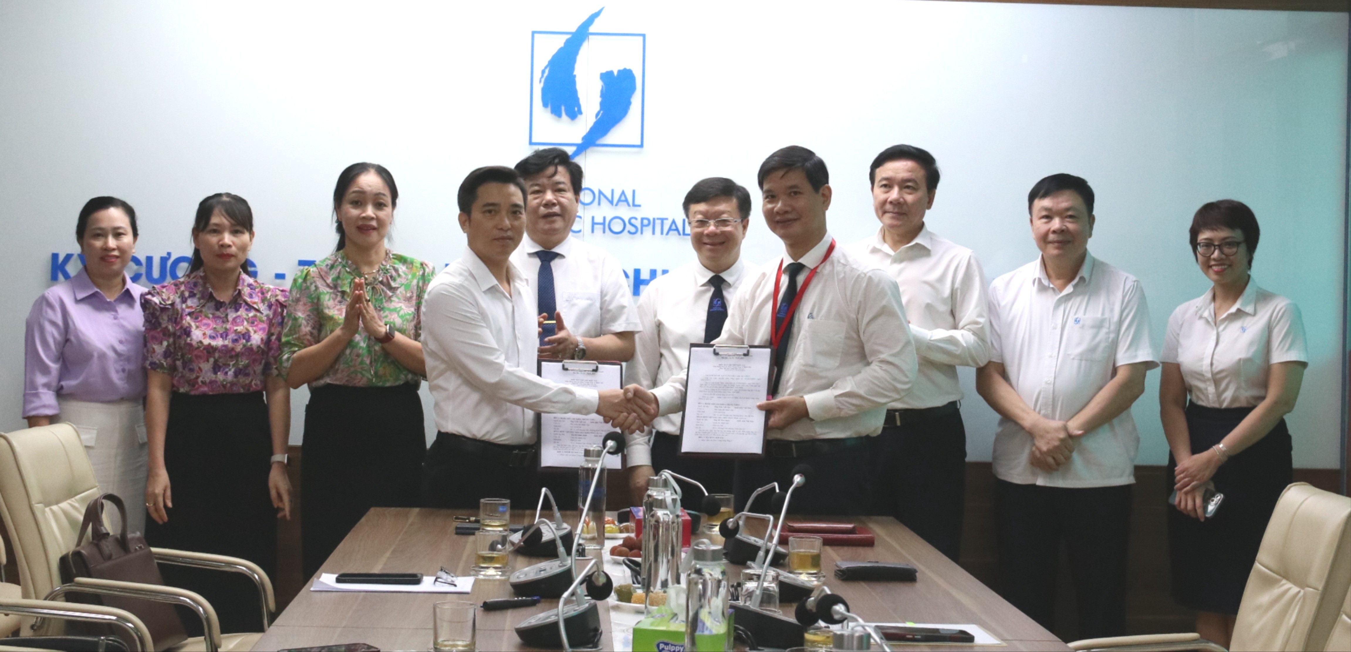 ការចុះហត្ថលេខាលើកិច្ចព្រមព្រៀងសហប្រតិបត្តិការវិជ្ជាជីវៈរវាងមន្ទីរពេទ្យ Central Geriatric និងមន្ទីរពេទ្យស្តារនីតិសម្បទាខេត្ត Lao Cai ។ anh-2-tin-ky-ket-9273-8958-9502.jpg