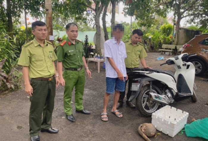Đối tượng Ngô Thanh Hưng (áo trắng) cùng tang vật lúc mới bị bắt. Đối tượng Ngô Thanh Hưng (áo trắng) cùng tang vật lúc mới bị bắt.