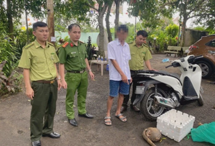 Đối tượng Ngô Thanh Hưng (áo trắng) cùng tang vật lúc mới bị bắt.