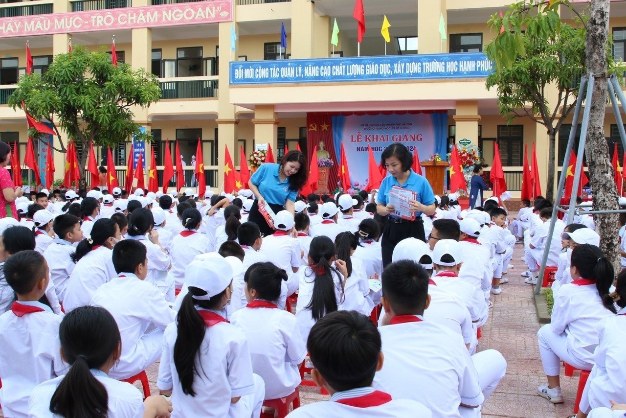 Tuyên truyền về BHYT tới học sinh, sinh viên. Tuyên truyền về BHYT tới học sinh, sinh viên.