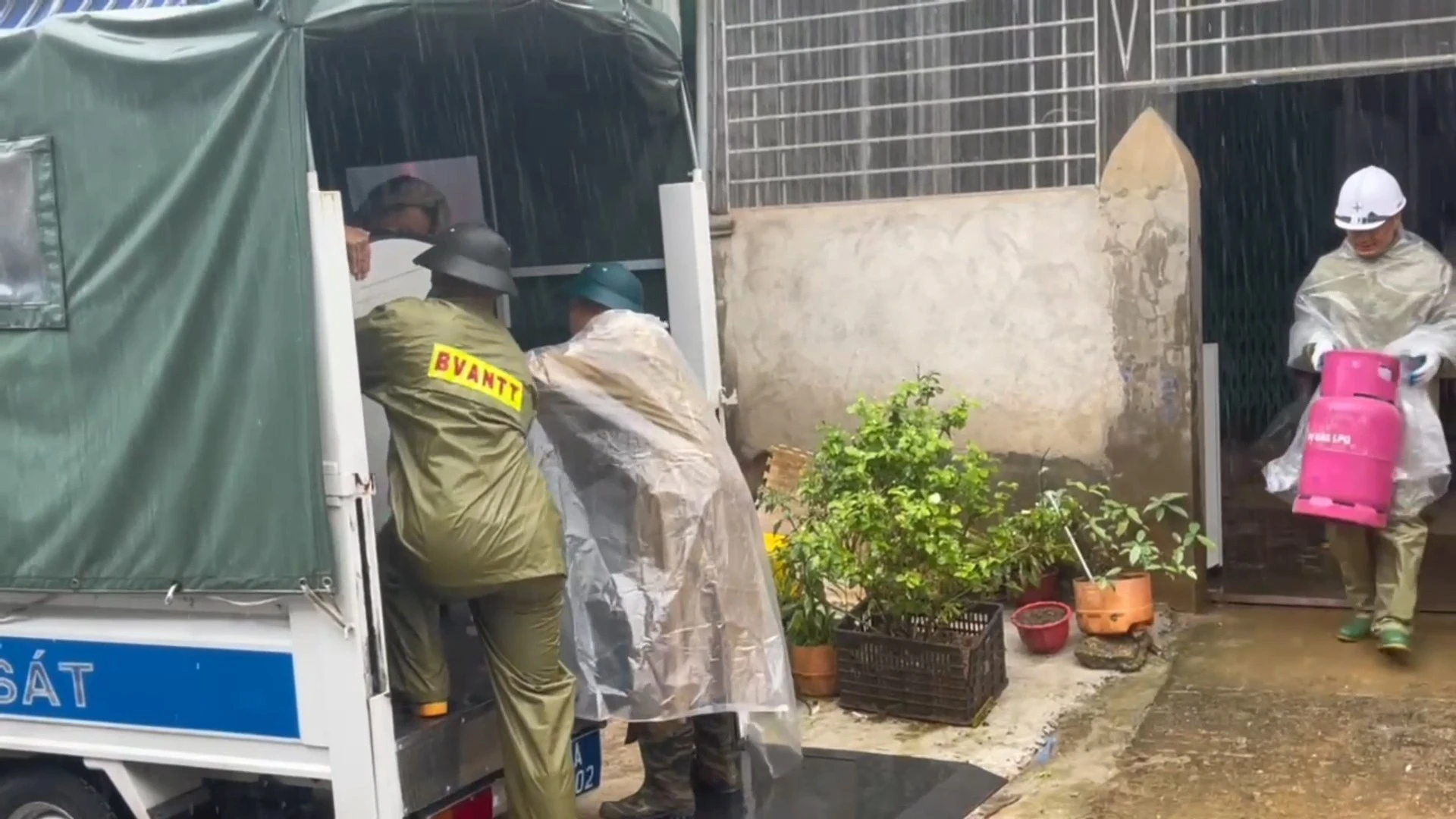 Lực lượng chức năng hỗ trợ các hộ dân di dời.