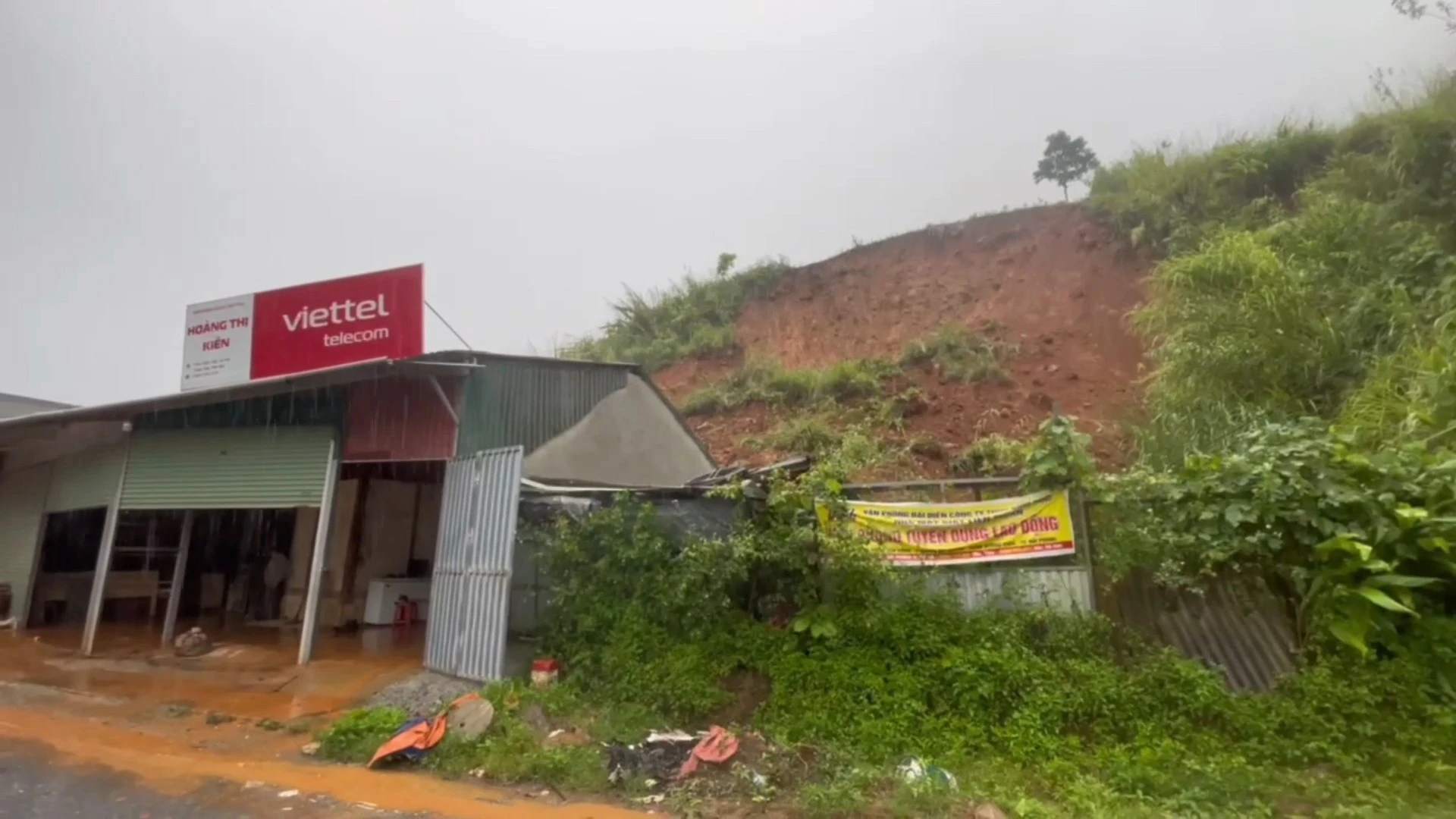 Sạt lở taluy dương ảnh hưởng đến 5 hộ dân xã Hạnh Phúc.