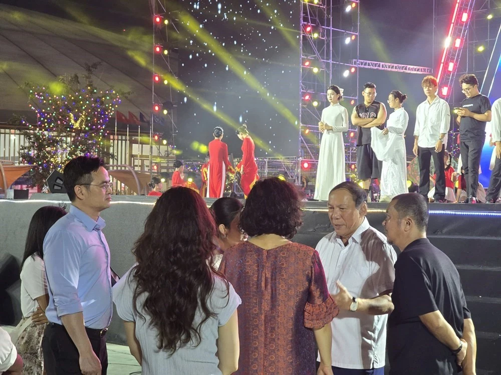 Bộ trưởng Nguyễn Văn Hùng chỉ đạo tại buổi tổng duyệt.