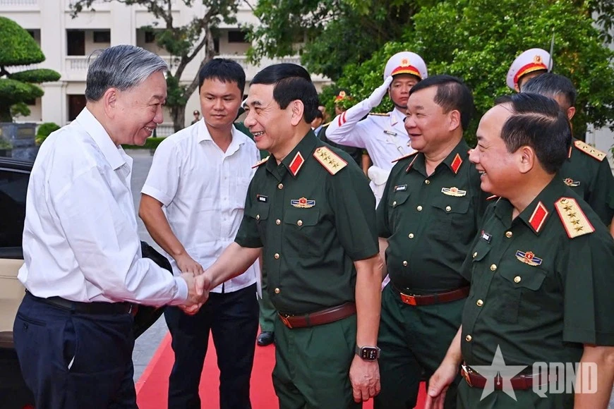 Đại tướng Phan Văn Giang, Đại tướng Trịnh Văn Quyết và thủ trưởng Bộ Quốc phòng chào đón Tổng Bí thư Tô Lâm.