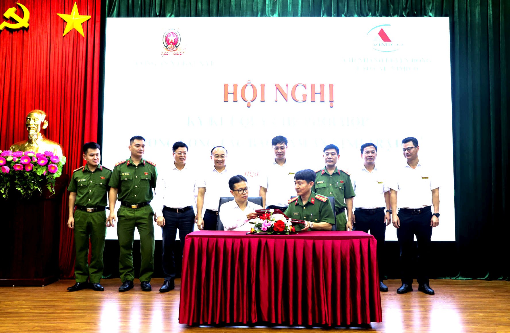 Hai đơn vị ký kết Quy chế phối hợp bảo đảm an ninh trật tự. kyket.jpg