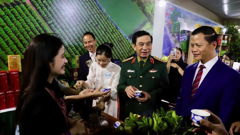 Đại tướng Phan Văn Giang, Ủy viên Bộ Chính trị, Phó Bí thư Quân ủy Trung ương, Bộ trưởng Quốc phòng thăm một gian trưng bày sản phẩm trà tại lễ khai mạc.