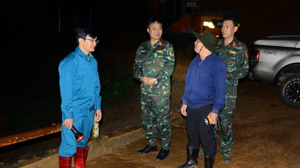 ٹا نانگ کمیون کے رہنما اور فوجی دستے جائے وقوعہ پر ڈیوٹی پر تھے۔ hochua2-5742.jpg