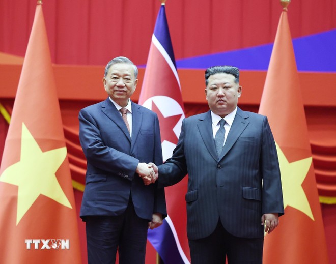 Tổng Bí thư Đảng Lao động Triều Tiên, Chủ tịch Quốc vụ nước Cộng hòa Dân chủ Nhân dân Triều Tiên Kim Jong Un đón Tổng Bí thư Tô Lâm. Tổng Bí thư Đảng Lao động Triều Tiên, Chủ tịch Quốc vụ nước Cộng hòa Dân chủ Nhân dân Triều Tiên Kim Jong Un đón Tổng Bí thư Tô Lâm.
