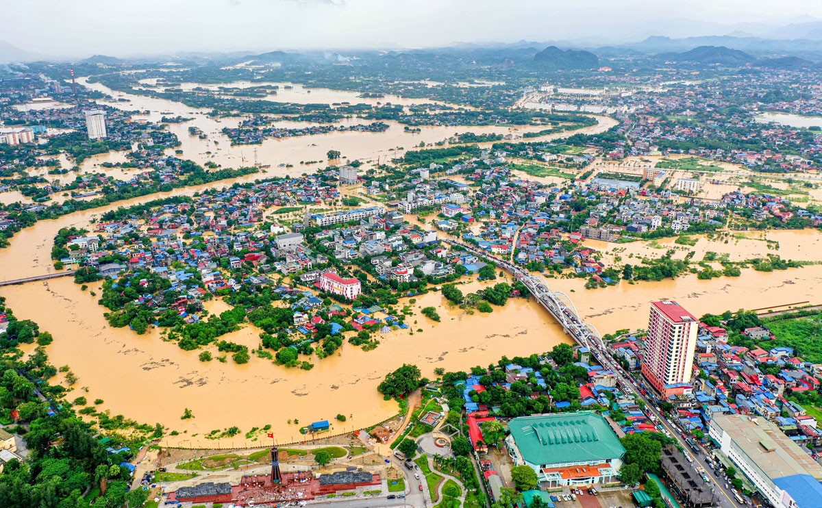 Ngày 8/10, nhiều khu vực trung tâm tỉnh Thái Nguyên vẫn ngập sâu trong nước, ảnh hưởng nghiêm trọng đến sản xuất, đời sống của người dân. ngap1.jpg