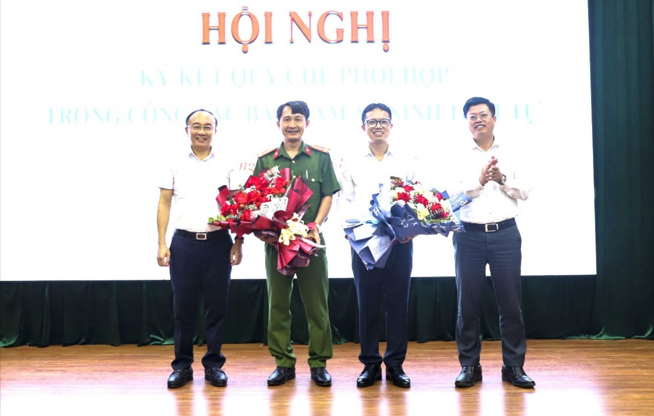 Lãnh đạo xã Bát Xát tặng hoa chúc mừng 2 đơn vị. lanhdaoxa-9097.jpg