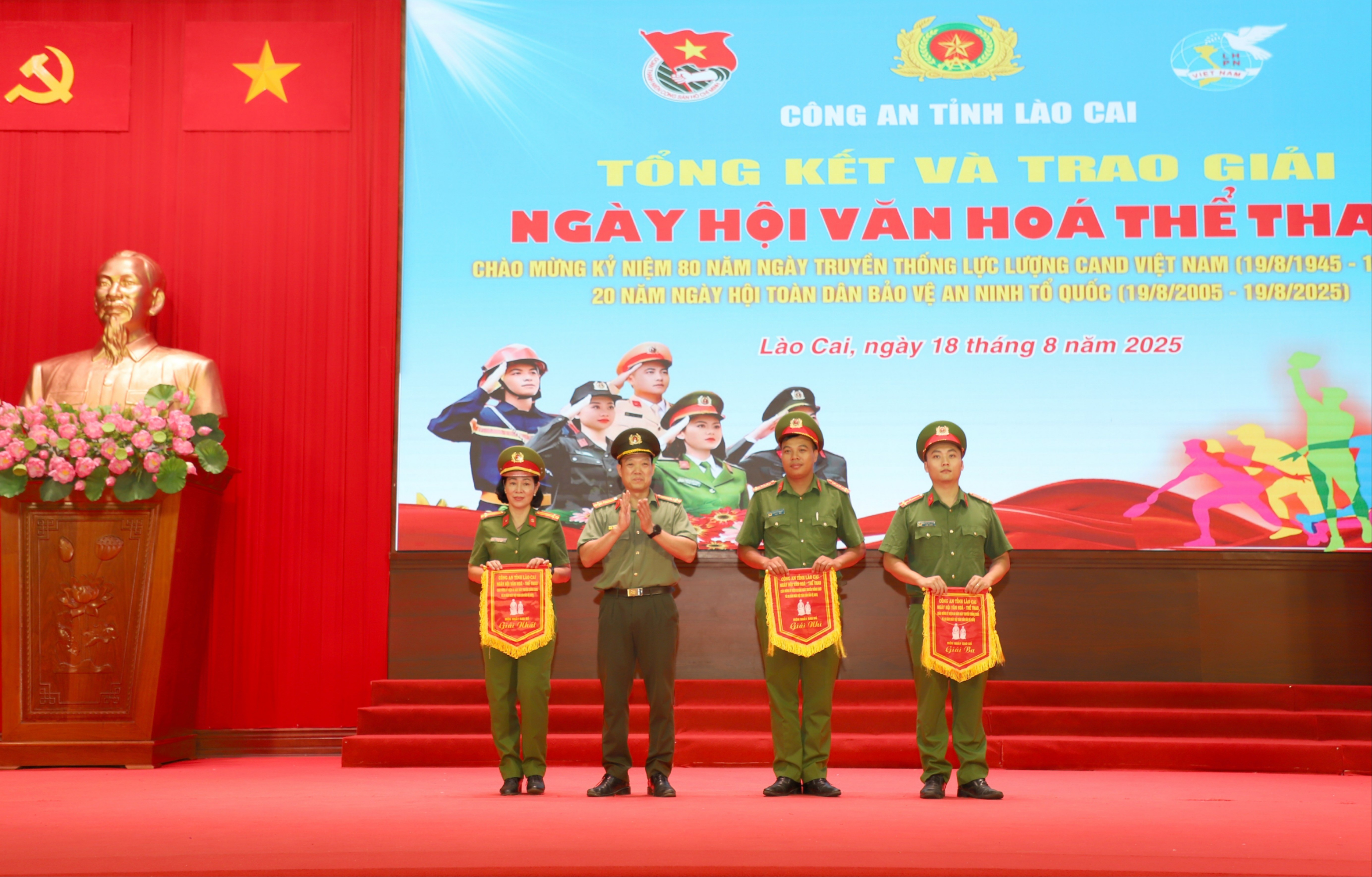Ban Tổ chức trao giải cho các vận động viên đạt giải cao tại Ngày hội văn hóa - thể thao Công an tỉnh. anh9-739.jpg