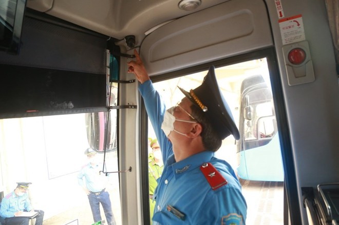 Lực lượng chức năng kiểm tra thiết bị giám sát hành trình trên phương tiện kinh doanh. Lực lượng chức năng kiểm tra thiết bị giám sát hành trình trên phương tiện kinh doanh.