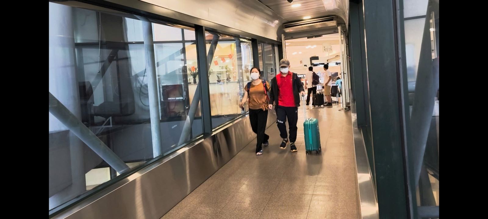 Sau 9 tháng kiên trì điều trị tại Việt Nam, từ một cậu bé bị liệt chân, nay em đã có thể đi lại khỏe mạnh bình thường.