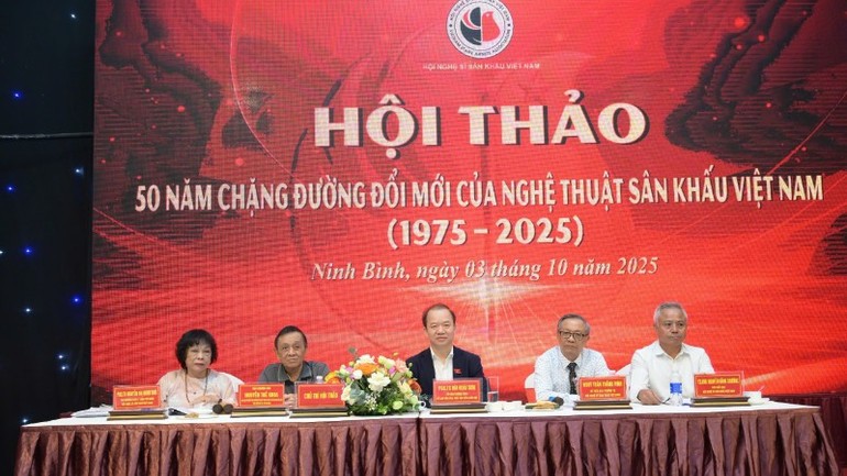 Các đại biểu chủ trì Hội thảo. Các đại biểu chủ trì Hội thảo.