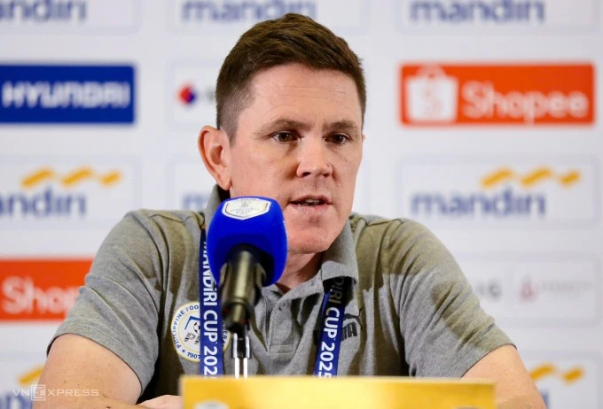 HLV McPherson trong họp báo trước trận bán kết giải U23 Đông Nam Á, trưa 24/7. Ảnh: Anh Khoa