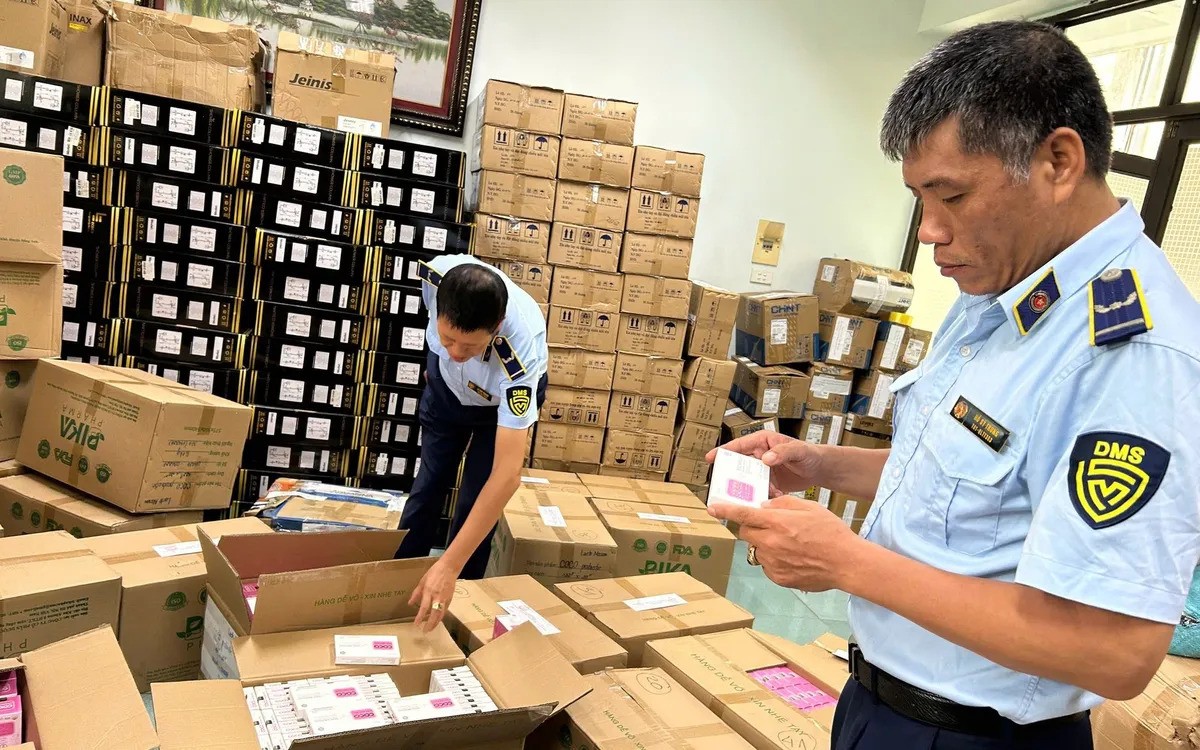 Cán bộ Chi cục QLTT thành phố Hà Nội kiểm tra cơ sở kinh doanh thuộc Công ty TNHH Lacto Mason Việt Nam. xulydoanhnghiep.jpg
