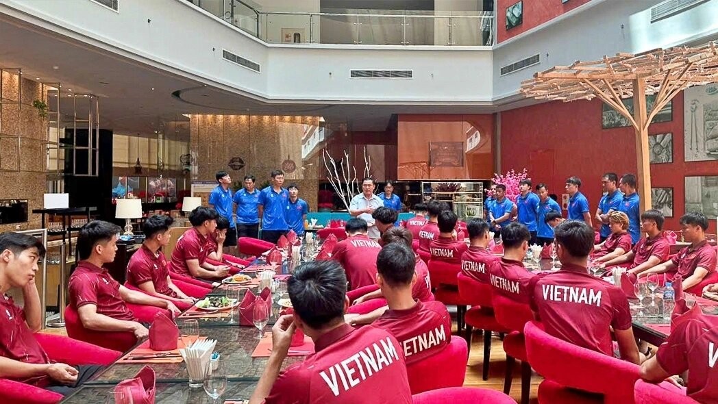 Phó Chủ tịch LĐBĐVN Trần Anh Tú động viên, khích lệ tinh thần đội tuyển U23 Việt Nam. 8-7u23-viet-nam.jpg