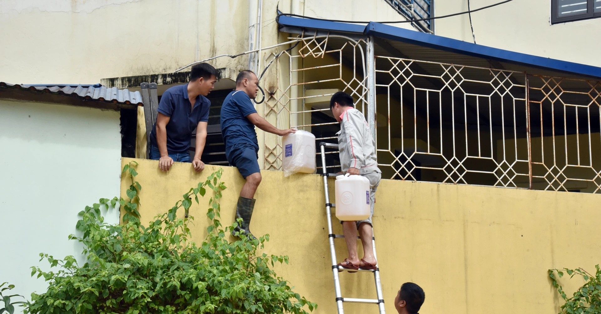 Tiếp tế nhu yếu phẩm, nhiên liệu vào Trung tâm Hỗ trợ phát triển giáo dục hòa nhập Thái Nguyên. ngap2.jpg