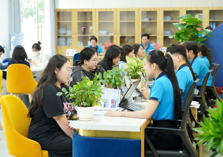 Không khí làm thủ tục nhập học tại Trường Đại học Gia Định sau khi công bố điểm chuẩn. Không khí làm thủ tục nhập học tại Trường Đại học Gia Định sau khi công bố điểm chuẩn.