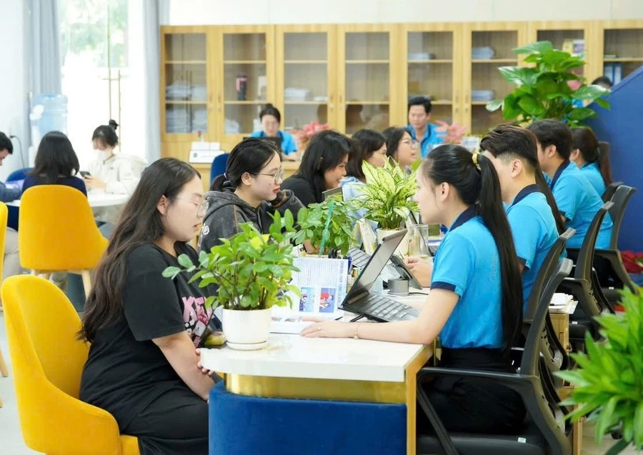 Không khí làm thủ tục nhập học tại Trường Đại học Gia Định sau khi công bố điểm chuẩn.