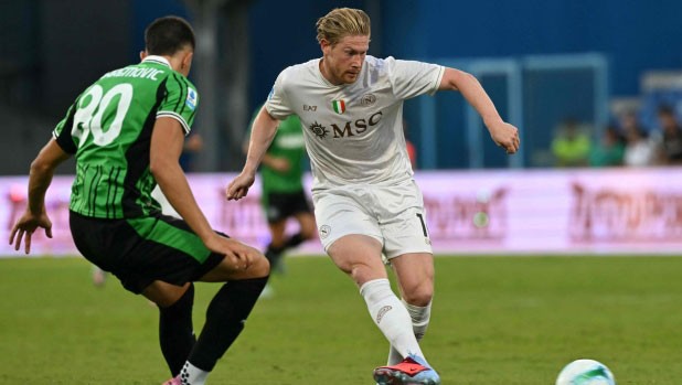 De Bruyne là cầu thủ ngoài hàng thủ lớn tuổi nhất ra mắt Napoli tại Serie A kể từ mùa 1994/95. De Bruyne là cầu thủ ngoài hàng thủ lớn tuổi nhất ra mắt Napoli tại Serie A kể từ mùa 1994/95.