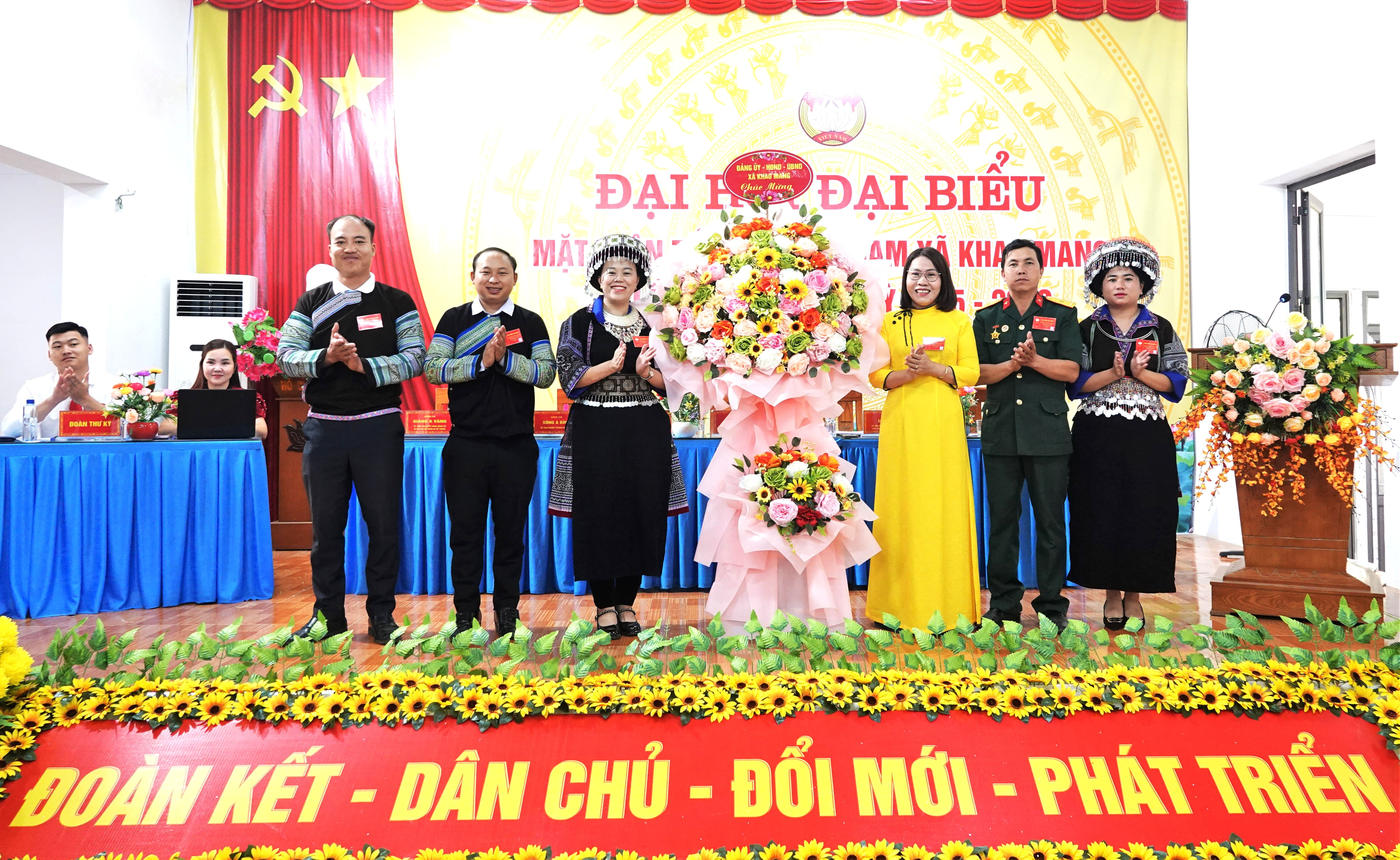 Lãnh đạo Đảng ủy xã Khao Mang tặng hoa chúc mừng đại hội. tanghoa2-2807.jpg