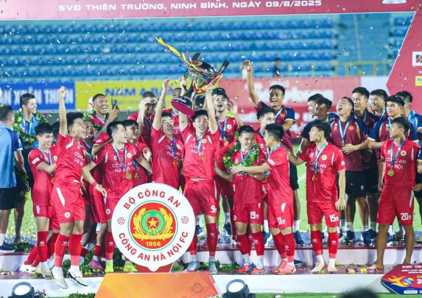 Đình Bắc nâng cao chức vô địch Siêu Cúp Quốc gia cùng CAHN.