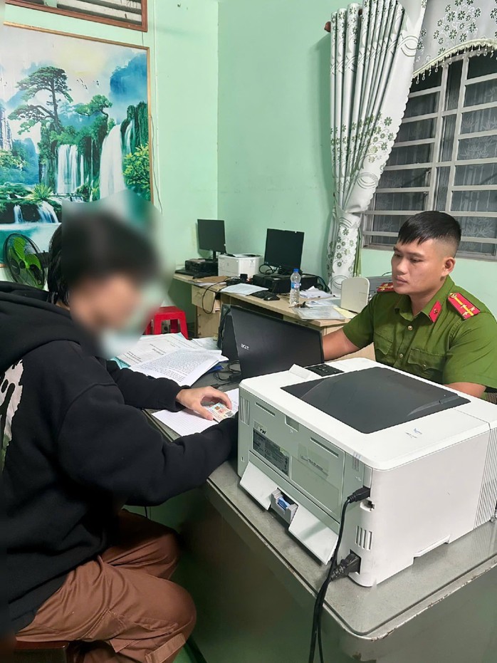 Nạn nhân trình bày sự việc với cơ quan công an Nạn nhân trình bày sự việc với cơ quan công an