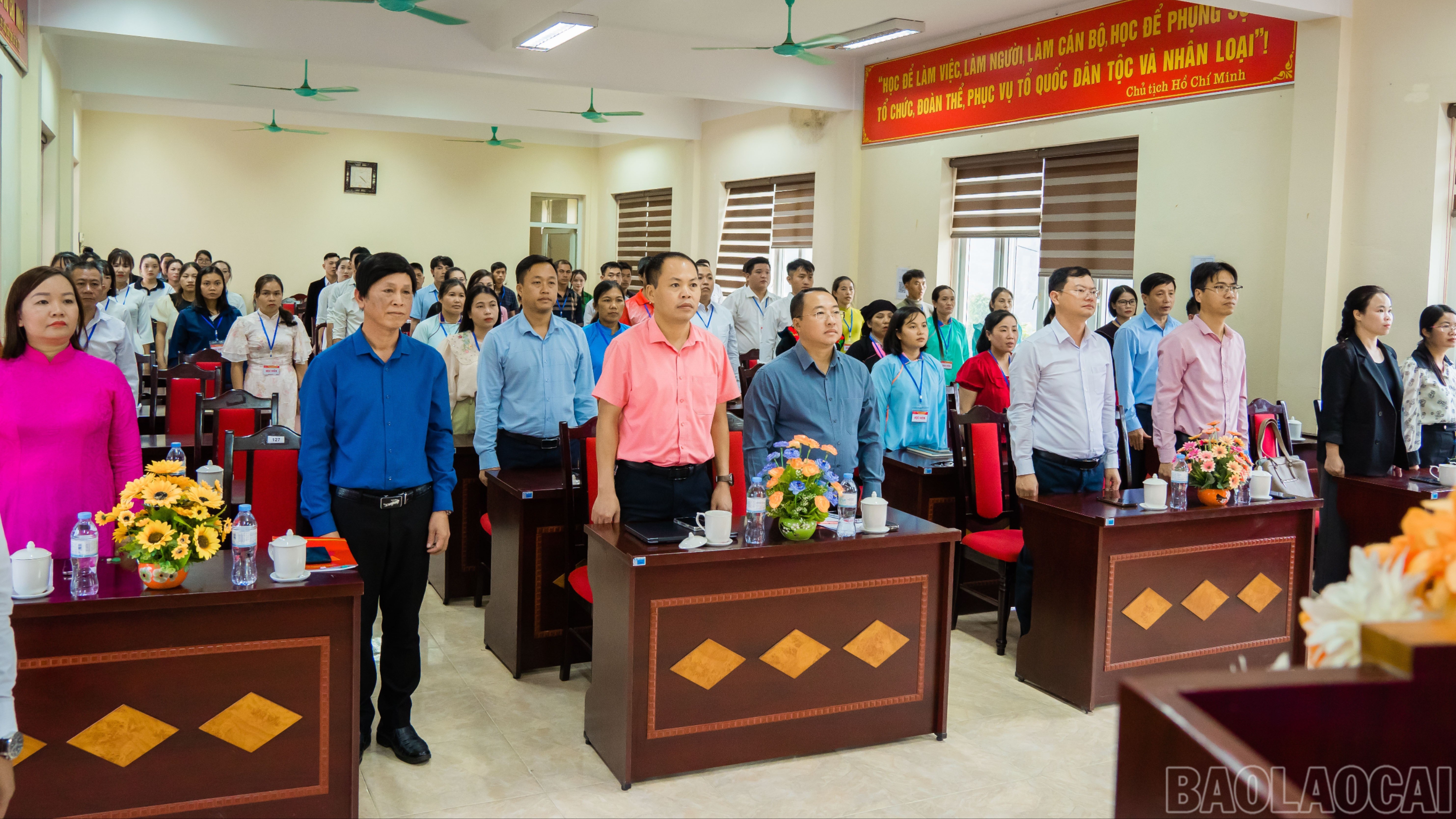 Đại biểu dự lễ bế giảng. br-dsc09902.jpg