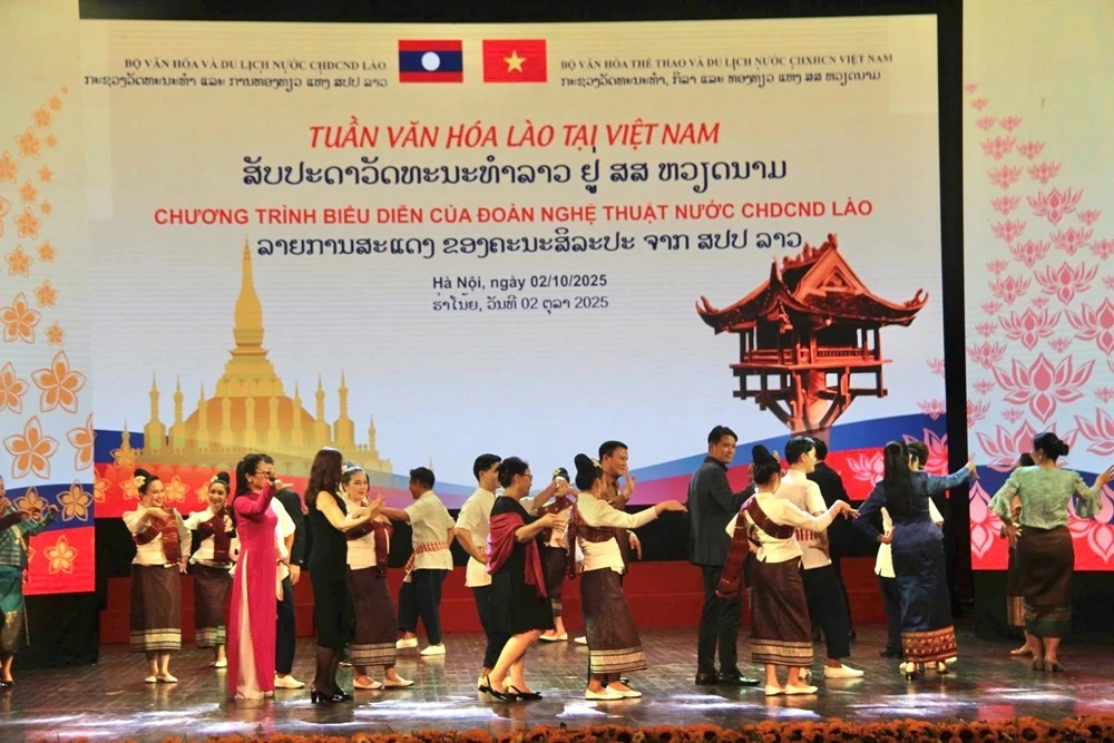 Điệu múa Lăm Vông gắn kết tình hữu nghị Việt Nam - Lào